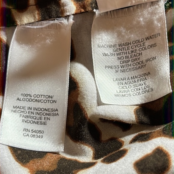 Jones New York Signature. Leopard print button up. - Picture 7 of 8